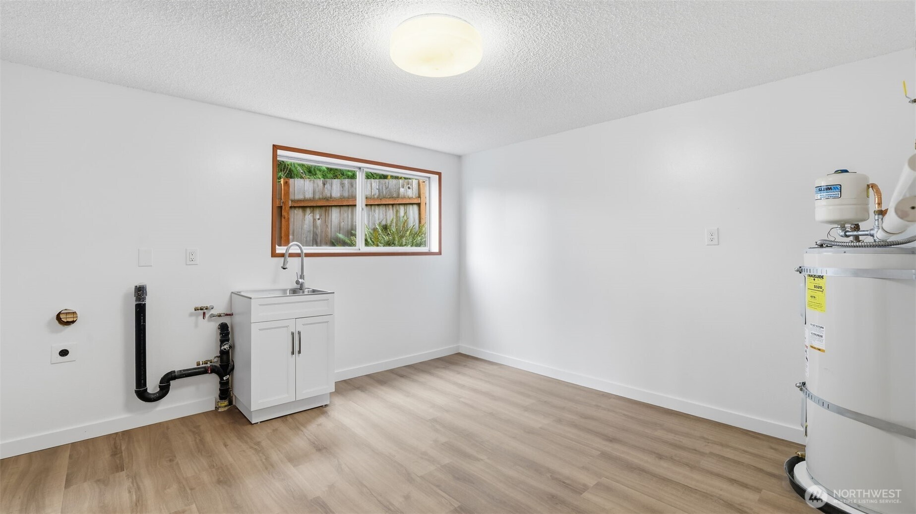 Lower Level kitchen - perfect for long term guests or any hosting needs!