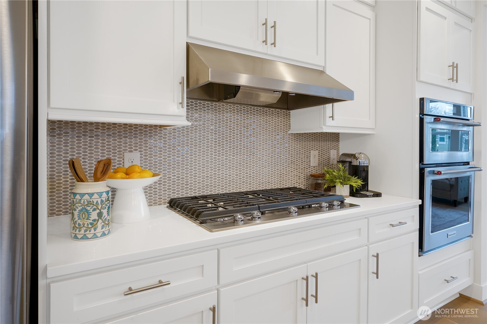 Together, these features create a bright, contemporary space perfect for cooking, gathering, and entertaining.