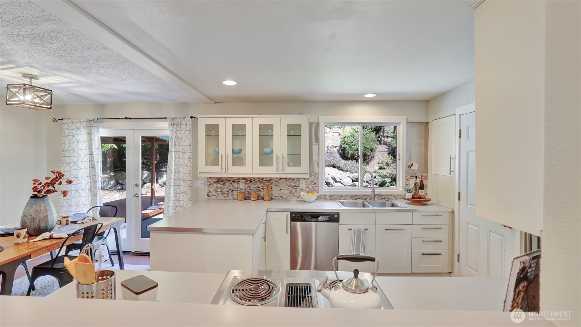 All kitchen appliances stay!