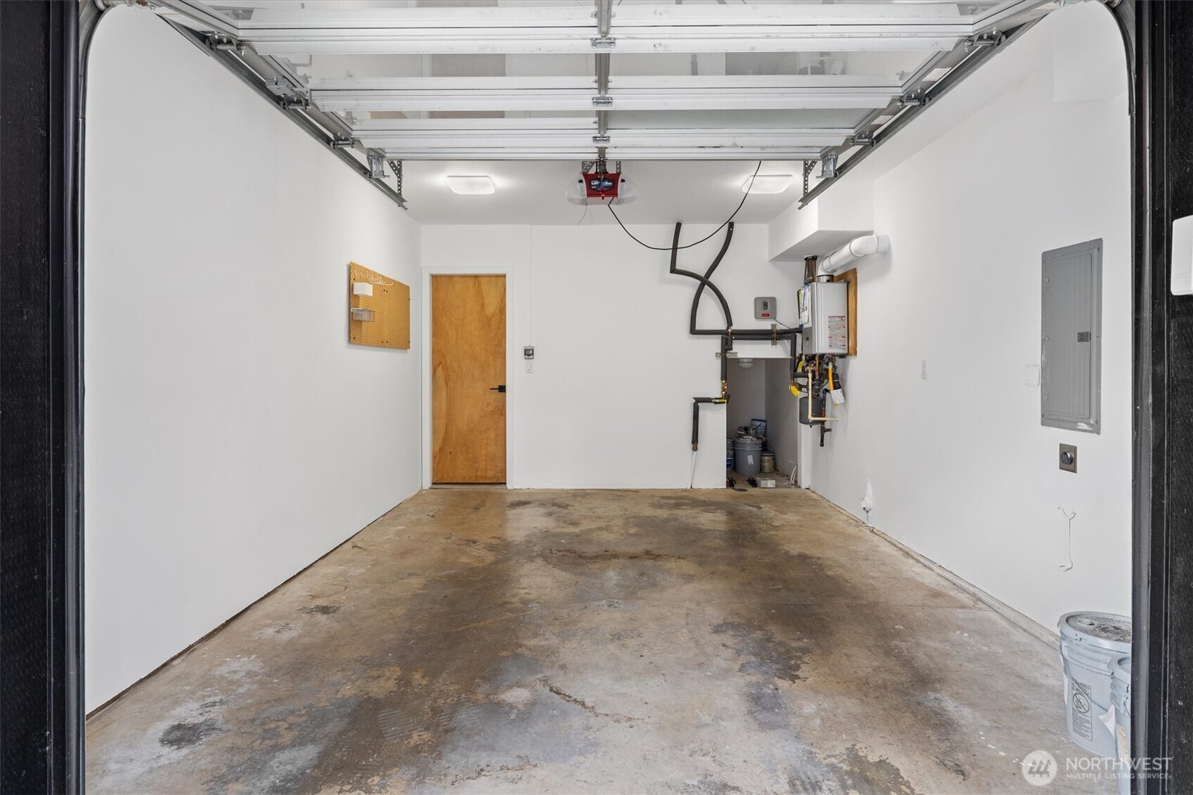 Spacious garage great for parking, or added storage!