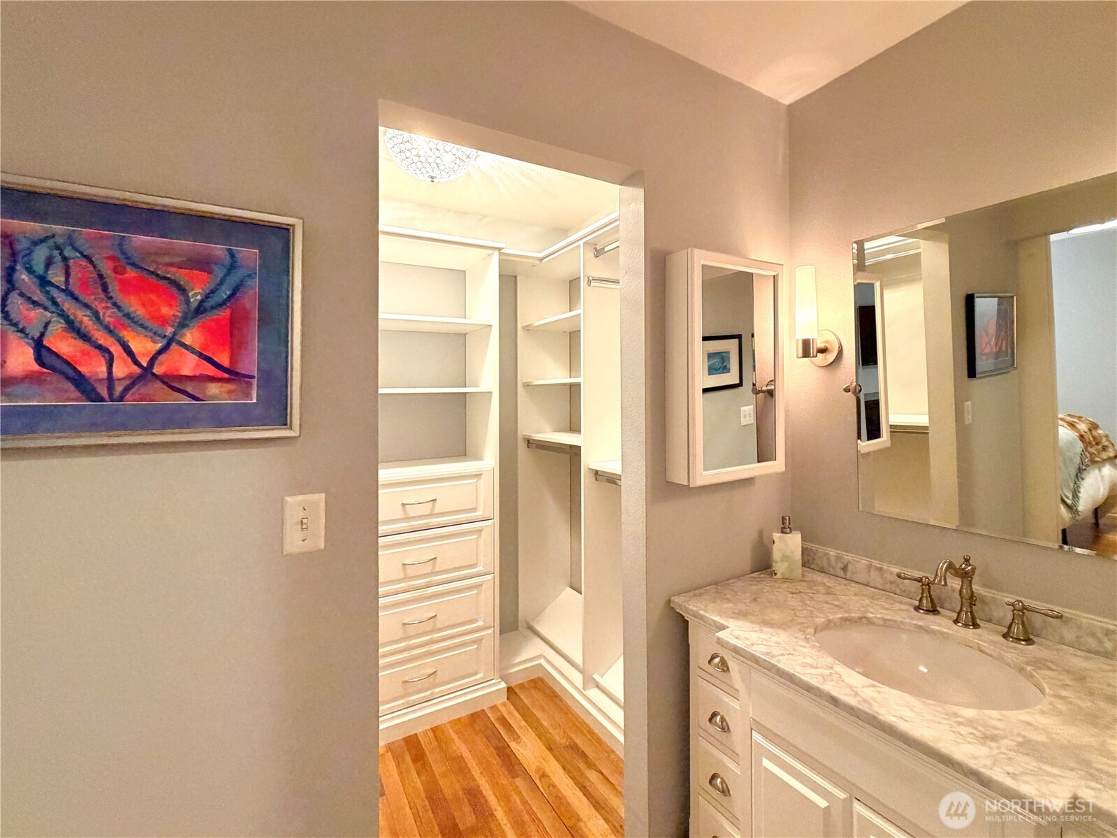 CUSTOM WALK-IN CLOSET