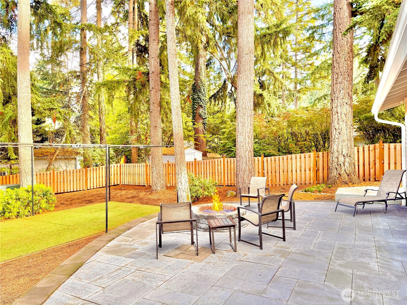 Built-in gas fire pit!!