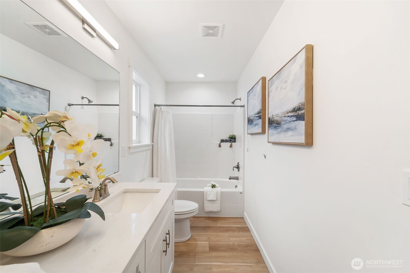 Dual sinks in main bathroom