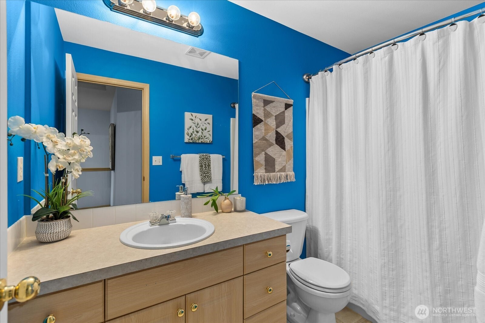 Guest bath perfectly situated between 2 bedrooms upstairs
