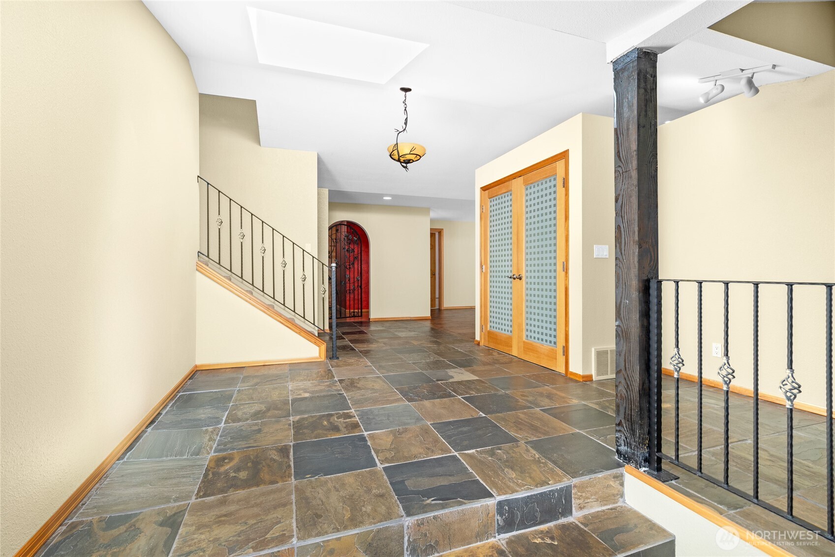Spacious entryway. Circular floor plan makes entertaining large groups a breeze!