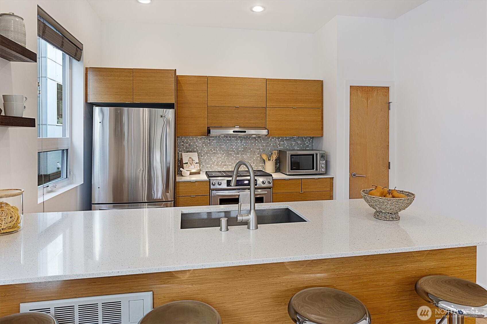 Gorgeous quartz countertops that are spacious and great for entertaining & gatherings.