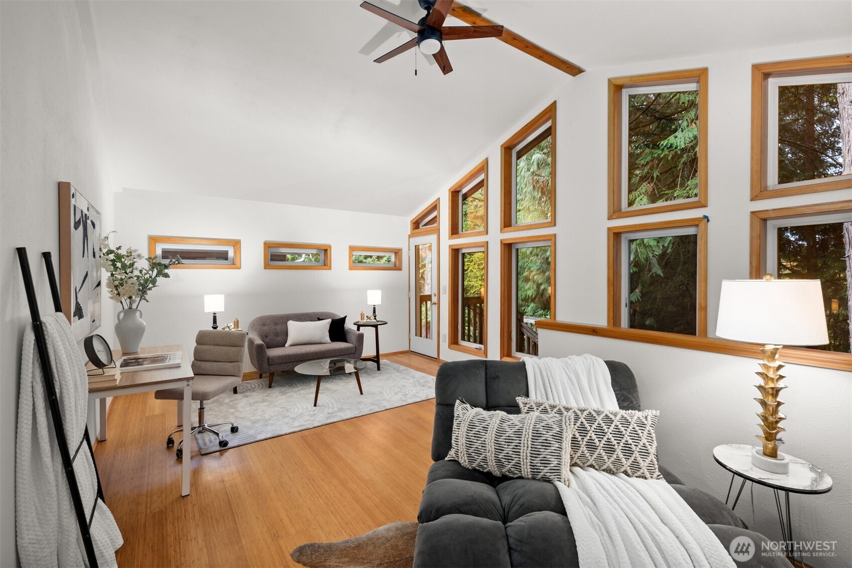 Multi-purpose sunroom with LVP flooring and new fan/light. Overlooks greenbelt.