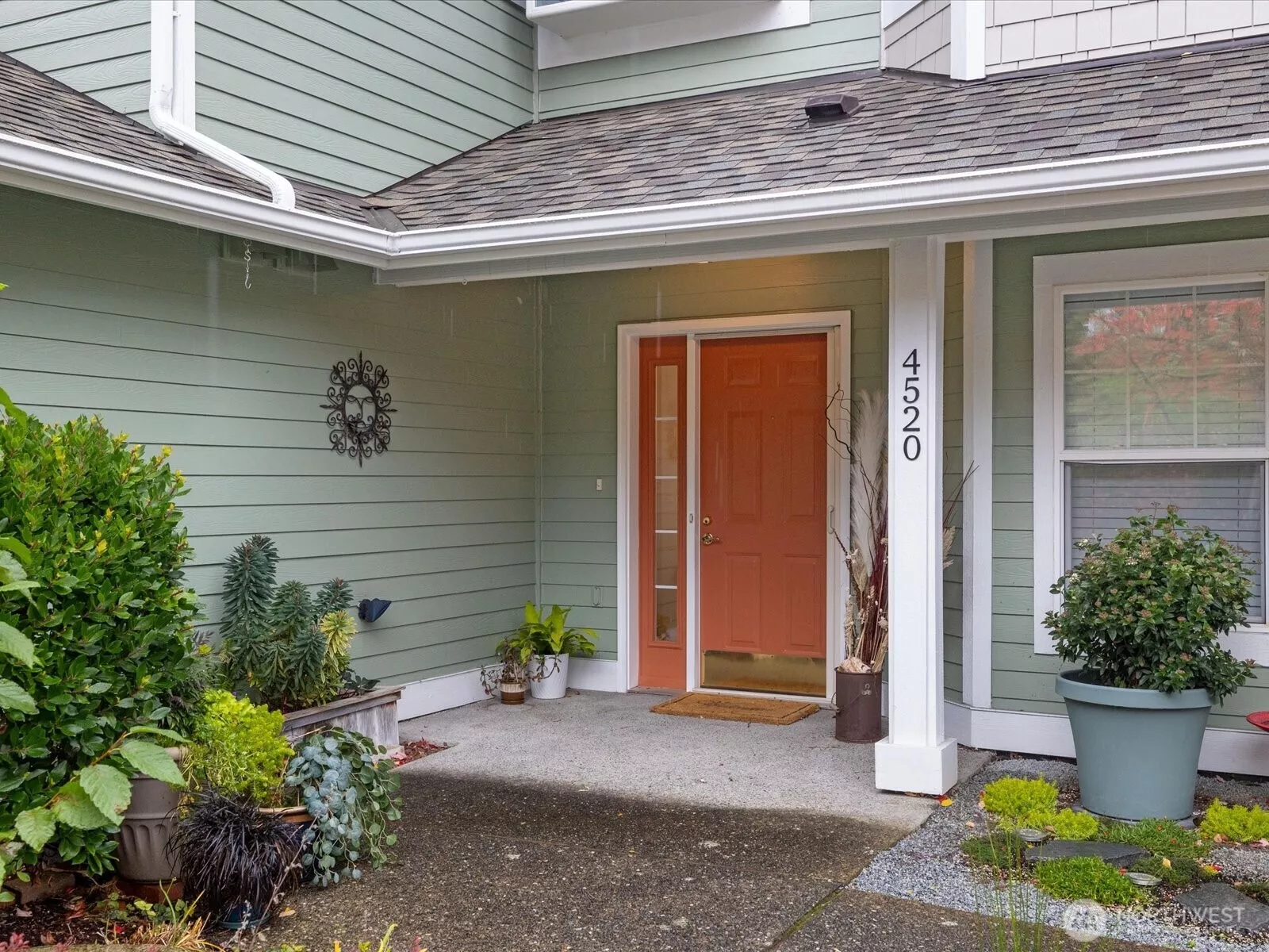 Welcome to this gorgeous ONE LEVEL condo!