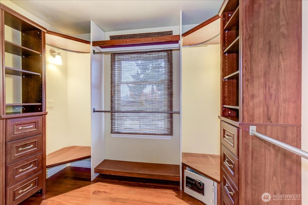 Custom closet organizor