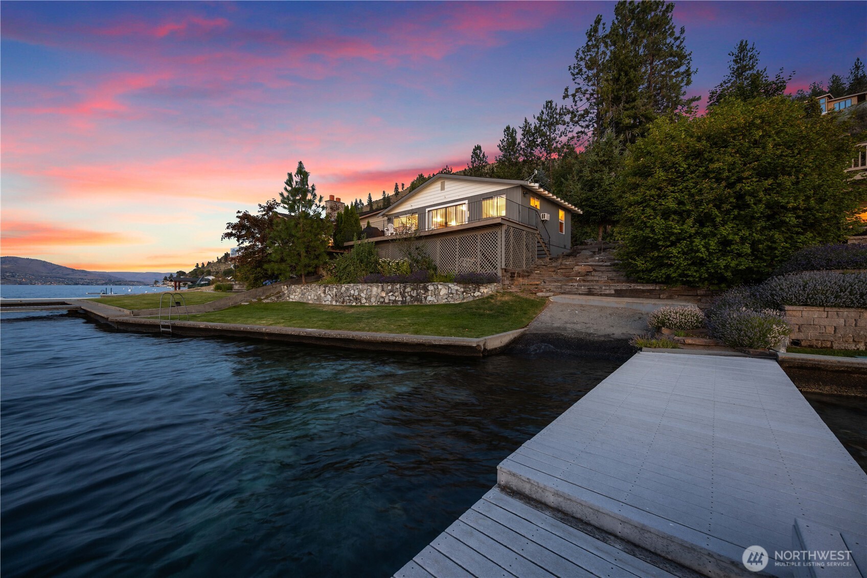The Cottage at Lake Chelan. 70ft of Waterfront Private Dock