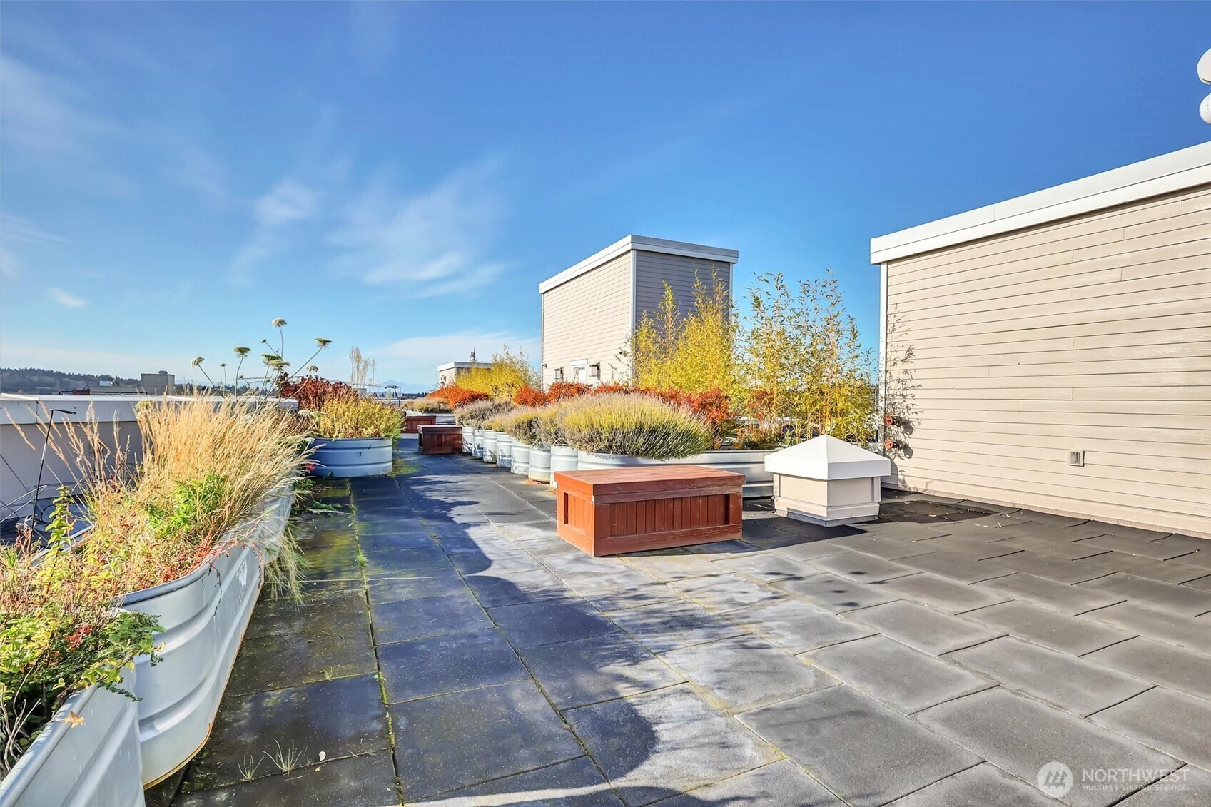 Rooftop deck with gorgeous views!