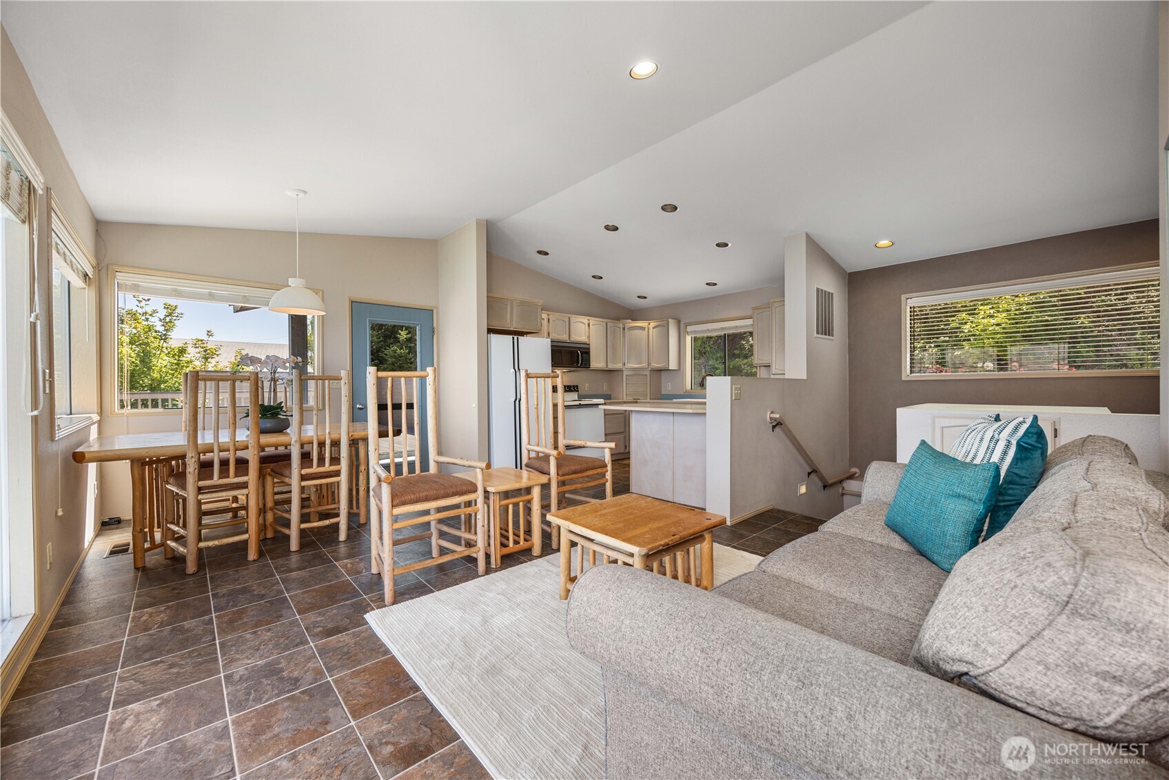 Light and Bright Open Living