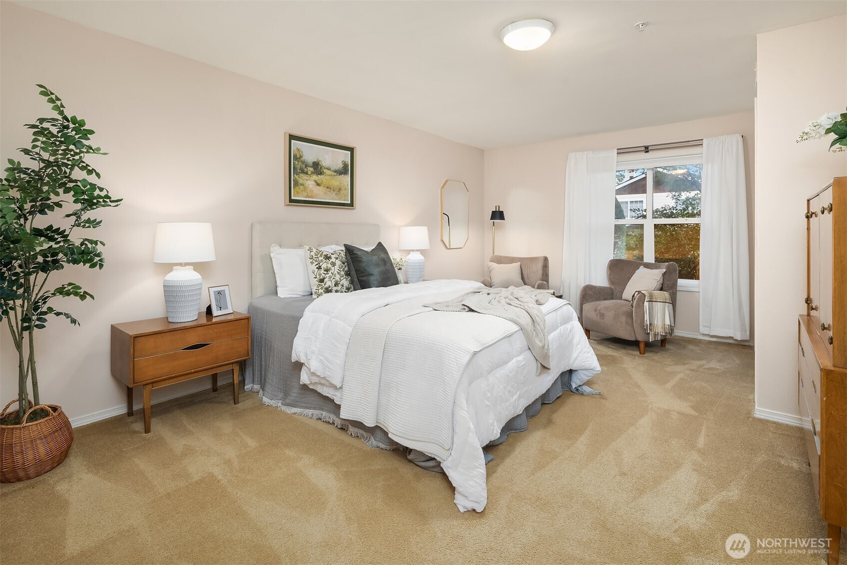 A huge basement guest room with its own separate entry from the outside. Stairless MIL living is possible.