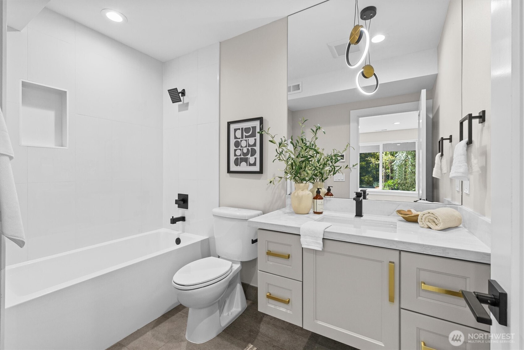 Guest-suite full bath