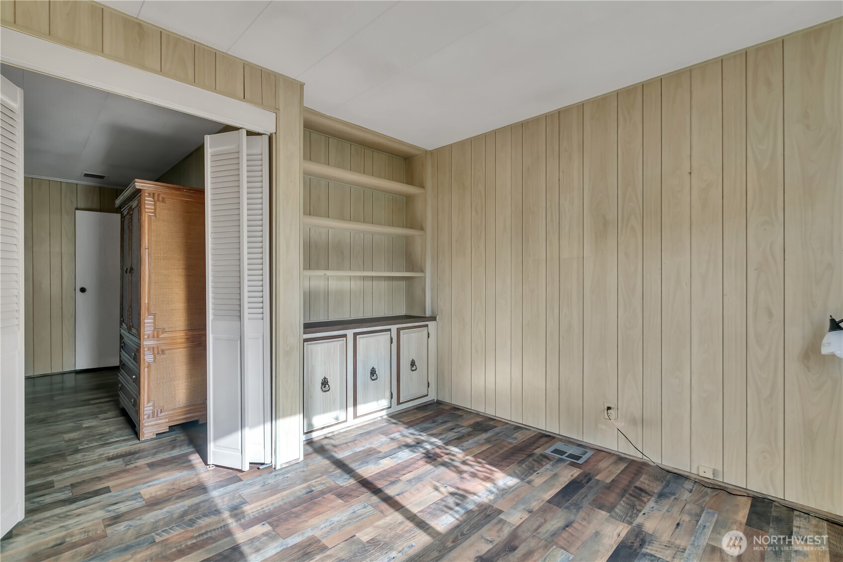 Office/sitting room with built-ins off the primary ~