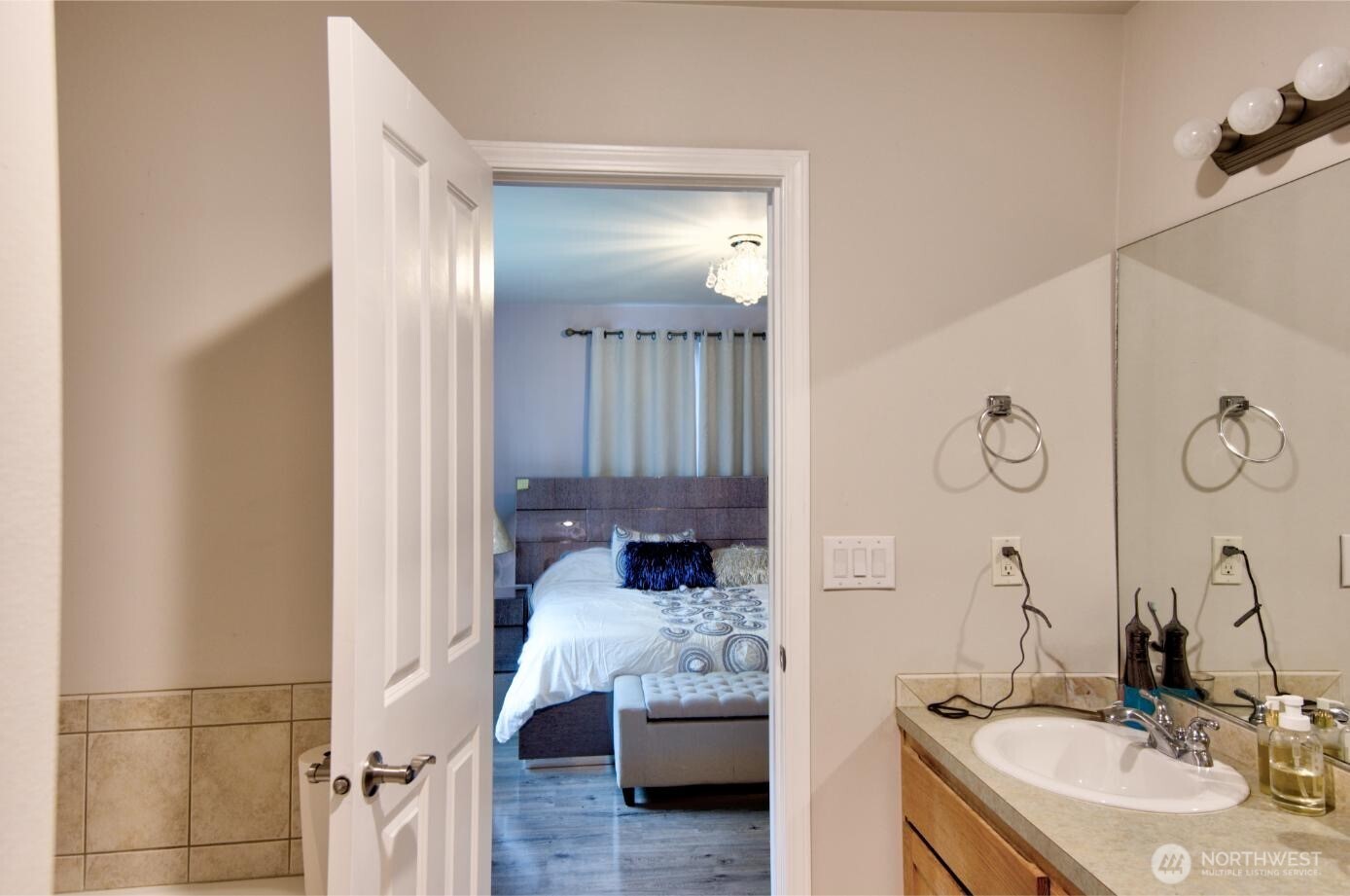 Primer bedroom with 5 pieces bathroom