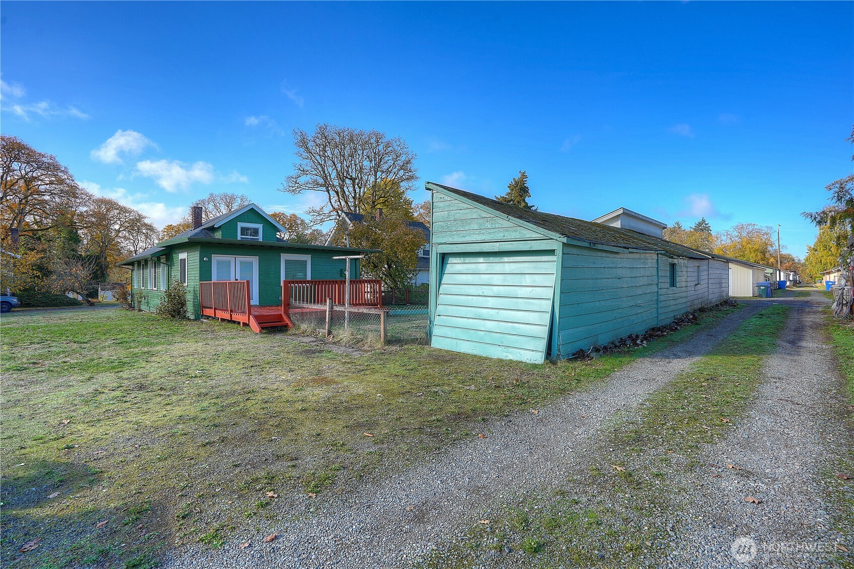 There is alley access out back.