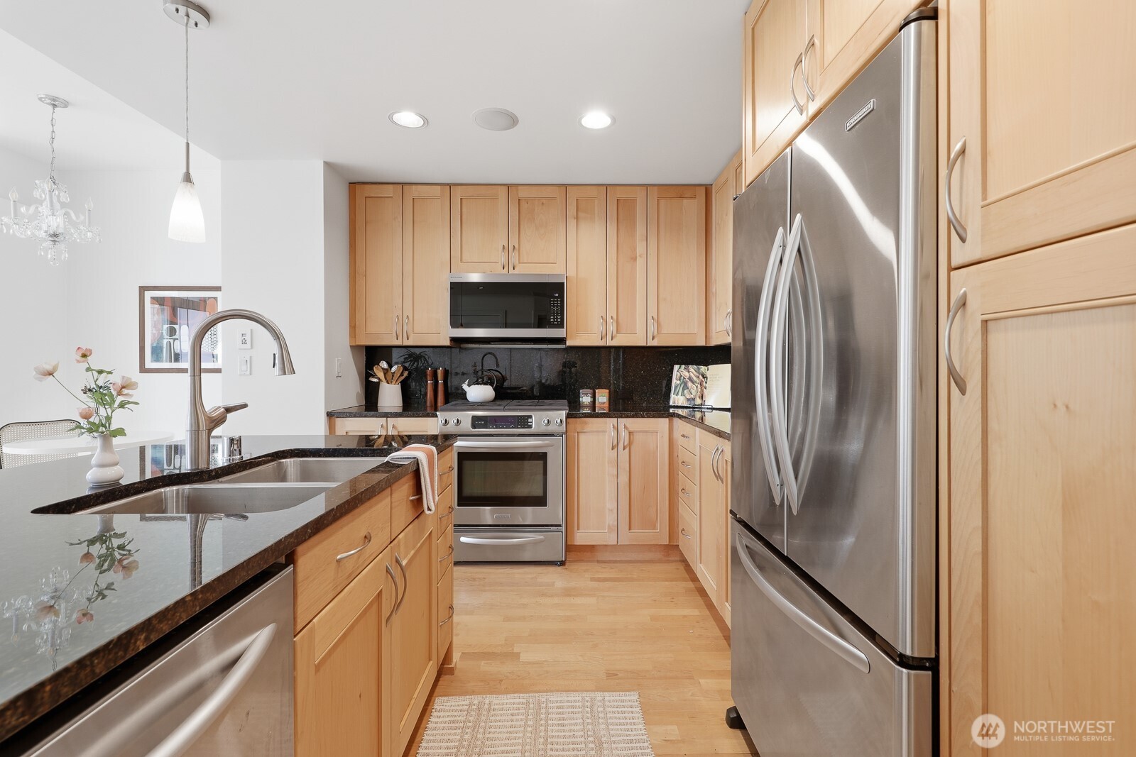 Flow seamlessly through the kitchen with wide passageways