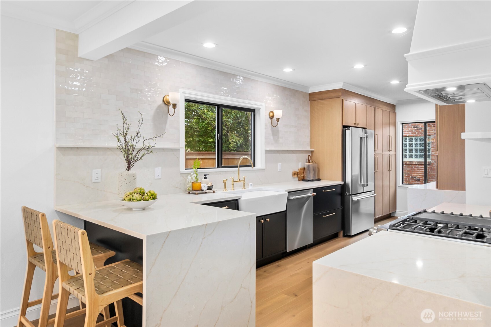 ...windows galore making for well-lit spaces!