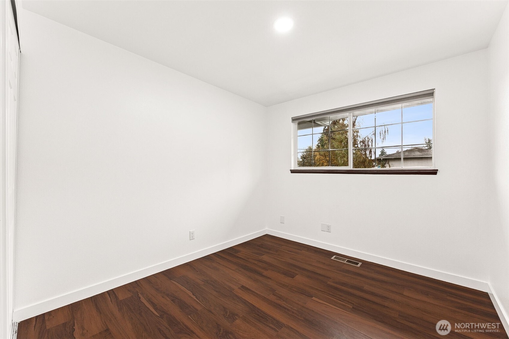 Full main floor bathroom.