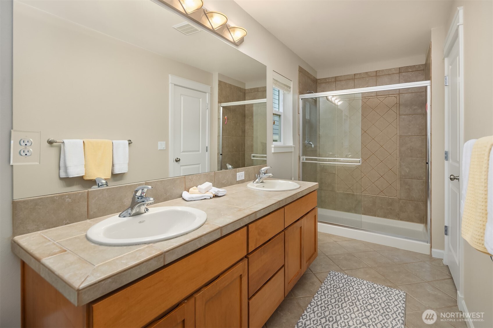 Partners will never be cramped in this bathroom