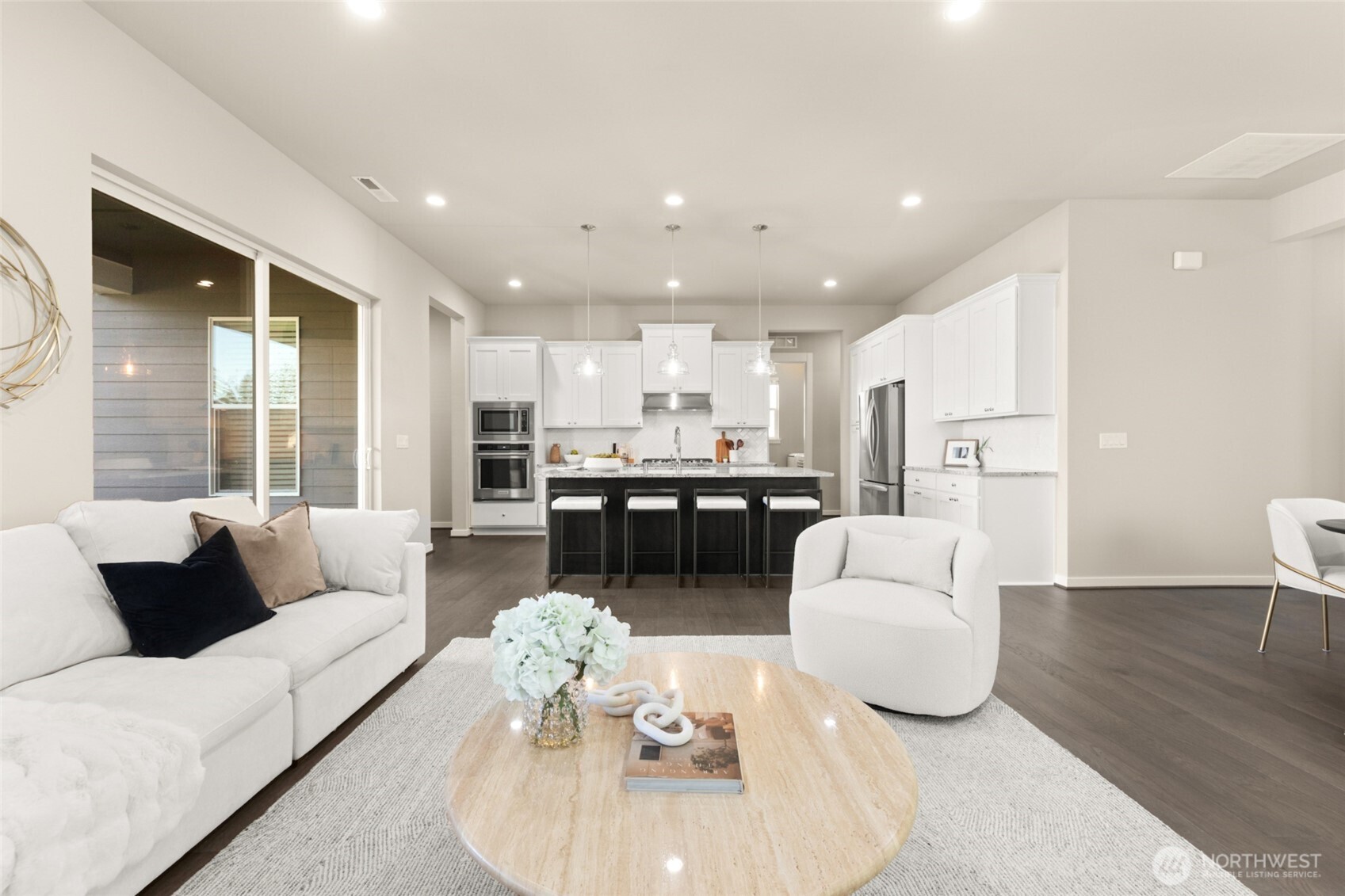 Elegant, modern, and perfectly maintained, this Lyra shines.