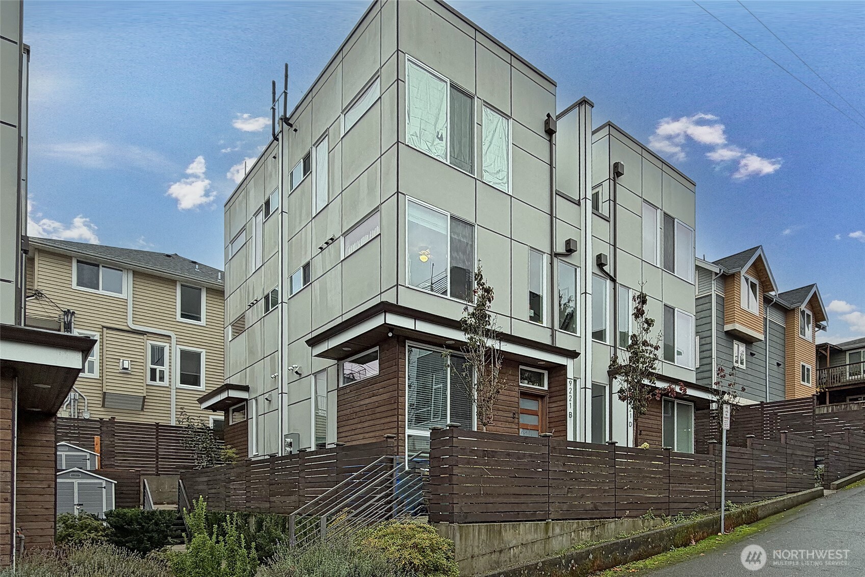 SE corner unit with rooftop deck