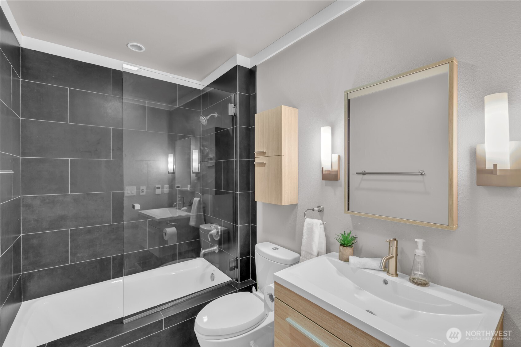 Secondary full bathroom