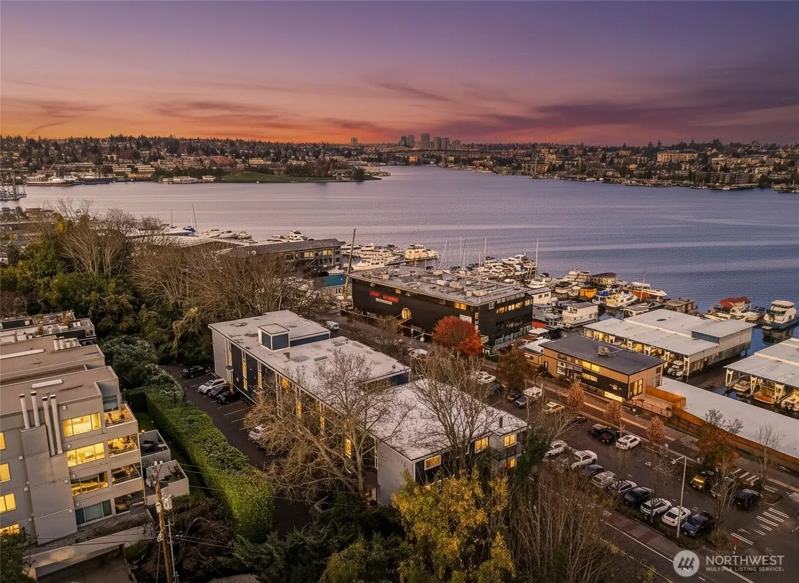 2-bedroom, 1-bath condo with an open floor plan and sweeping views of Lake Union, Downtown Seattle, and Gas Works Park!