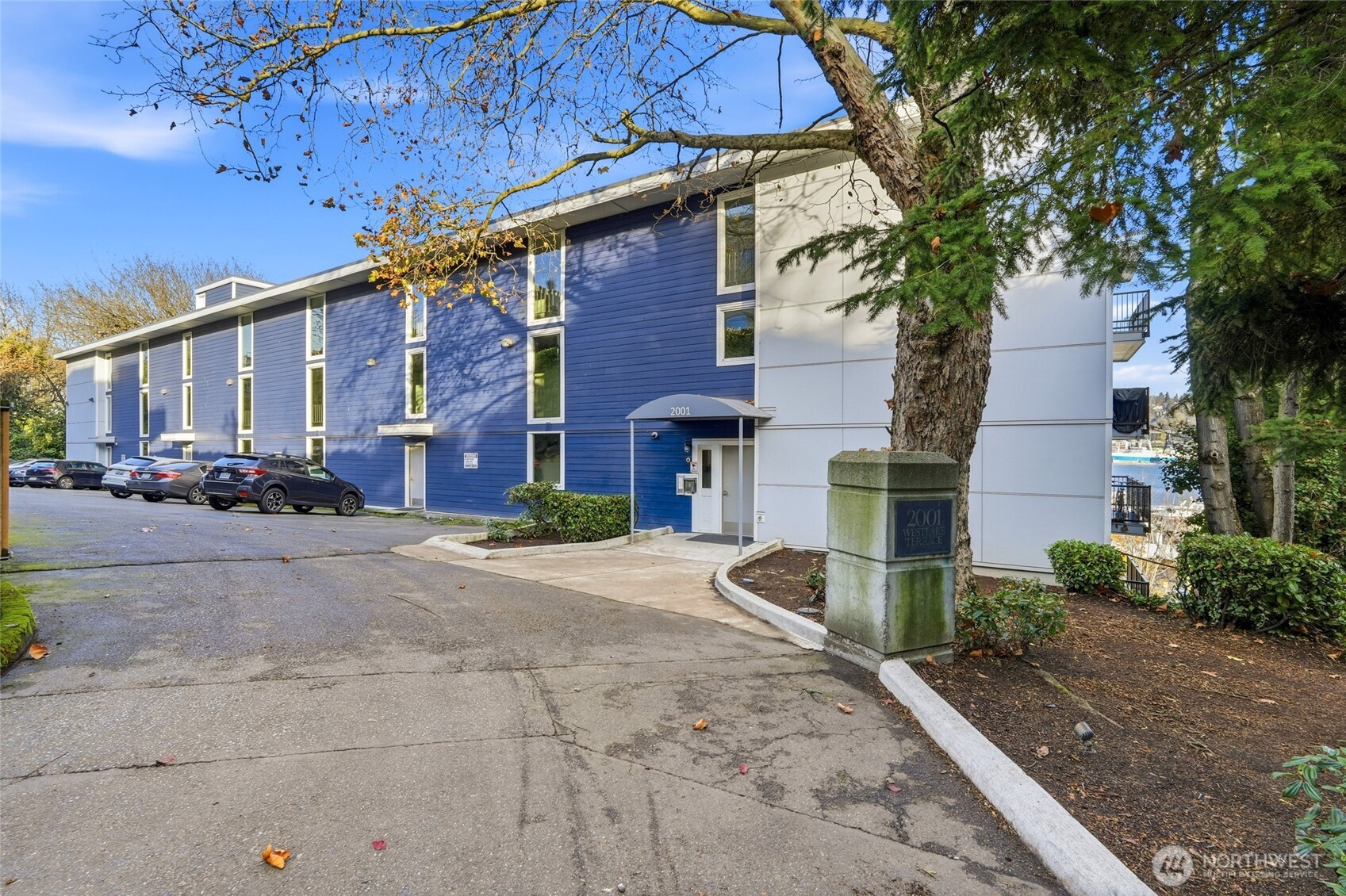 Walk to Queen Anne, Fremont, Downtown, and vibrant waterfront spots.