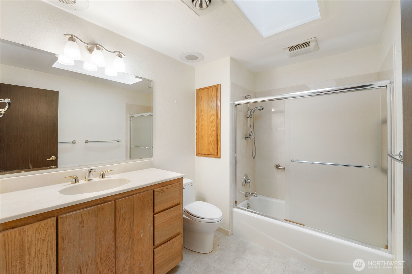 2nd Level, Full Bathroom