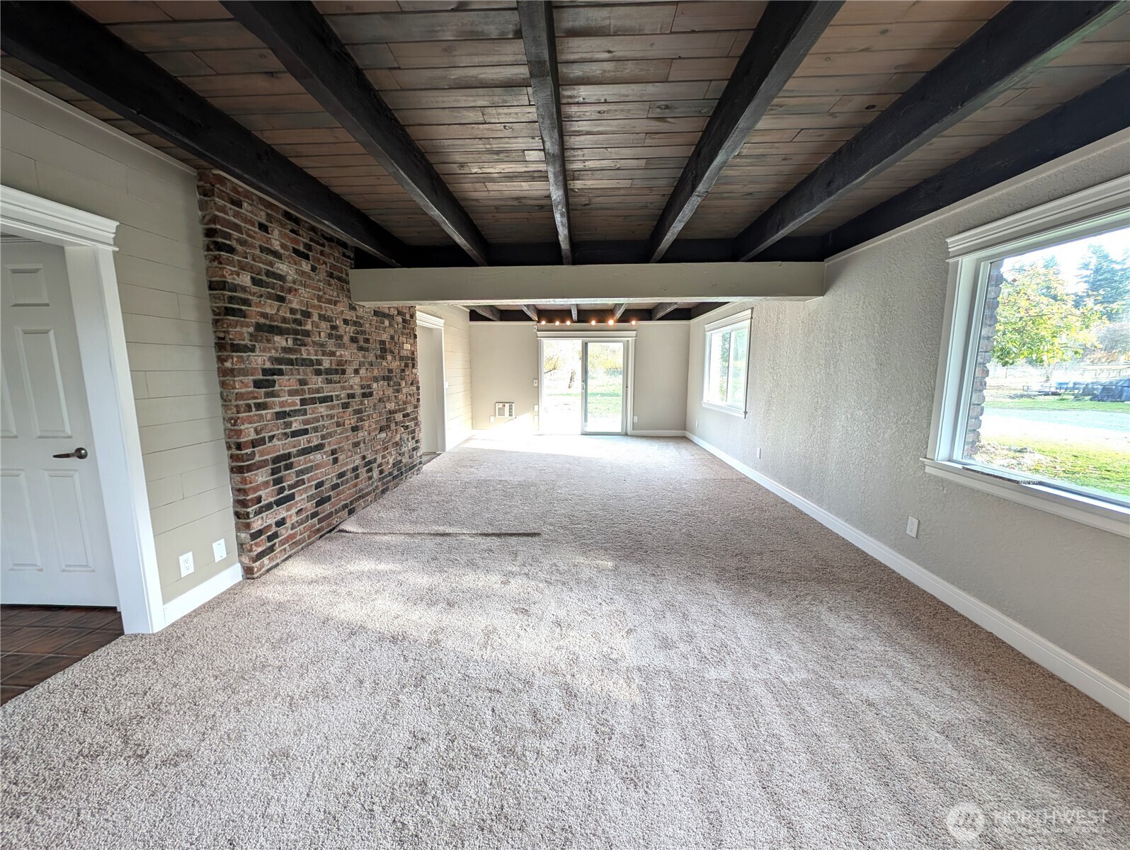 Open beam - access to the back yard & entry.