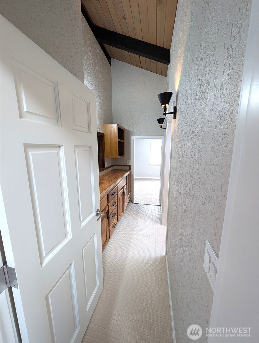 Hallway between the primary bedroom & 2nd upper bedroom.