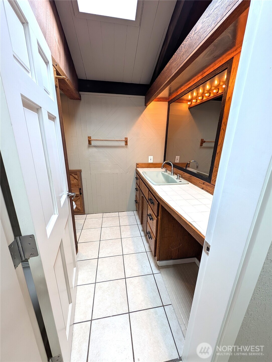 3/4 bath off aforementioned hallway.