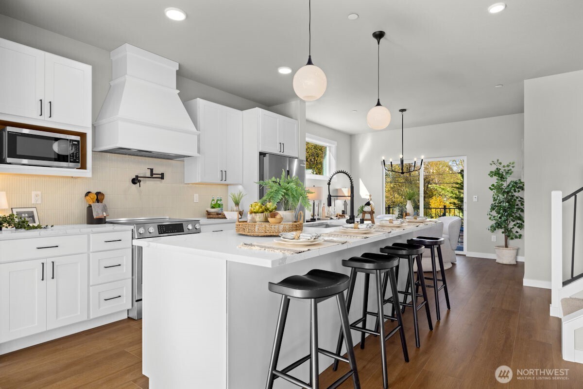 Photographs are for illustrative purposes only. Features, finishes, interior/exterior colors, landscaping and floorplan shown may vary from actual homes built.