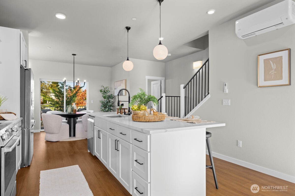 Photographs are for illustrative purposes only. Features, finishes, interior/exterior colors, landscaping and floorplan shown may vary from actual homes built.