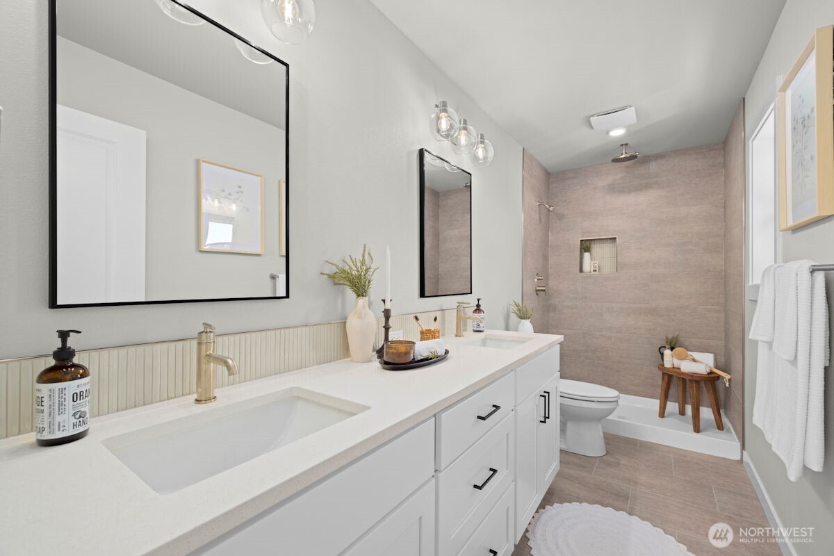 Photographs are for illustrative purposes only. Features, finishes, interior/exterior colors, landscaping and floorplan shown may vary from actual homes built.