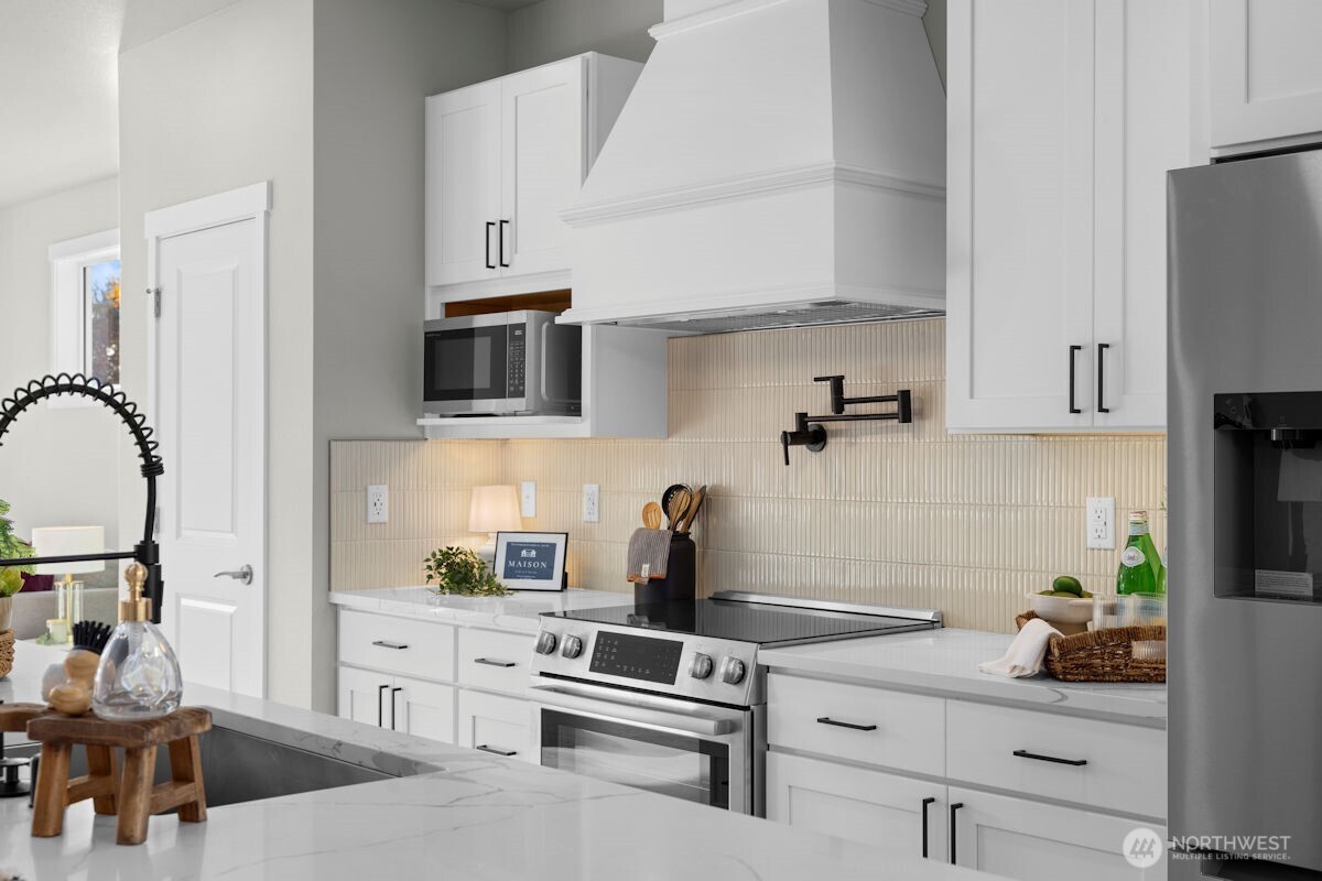 Photographs are for illustrative purposes only. Features, finishes, interior/exterior colors, landscaping and floorplan shown may vary from actual homes built.