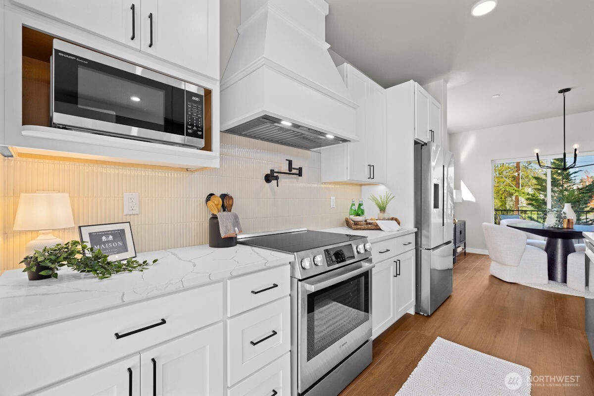 Photographs are for illustrative purposes only. Features, finishes, interior/exterior colors, landscaping and floorplan shown may vary from actual homes built.