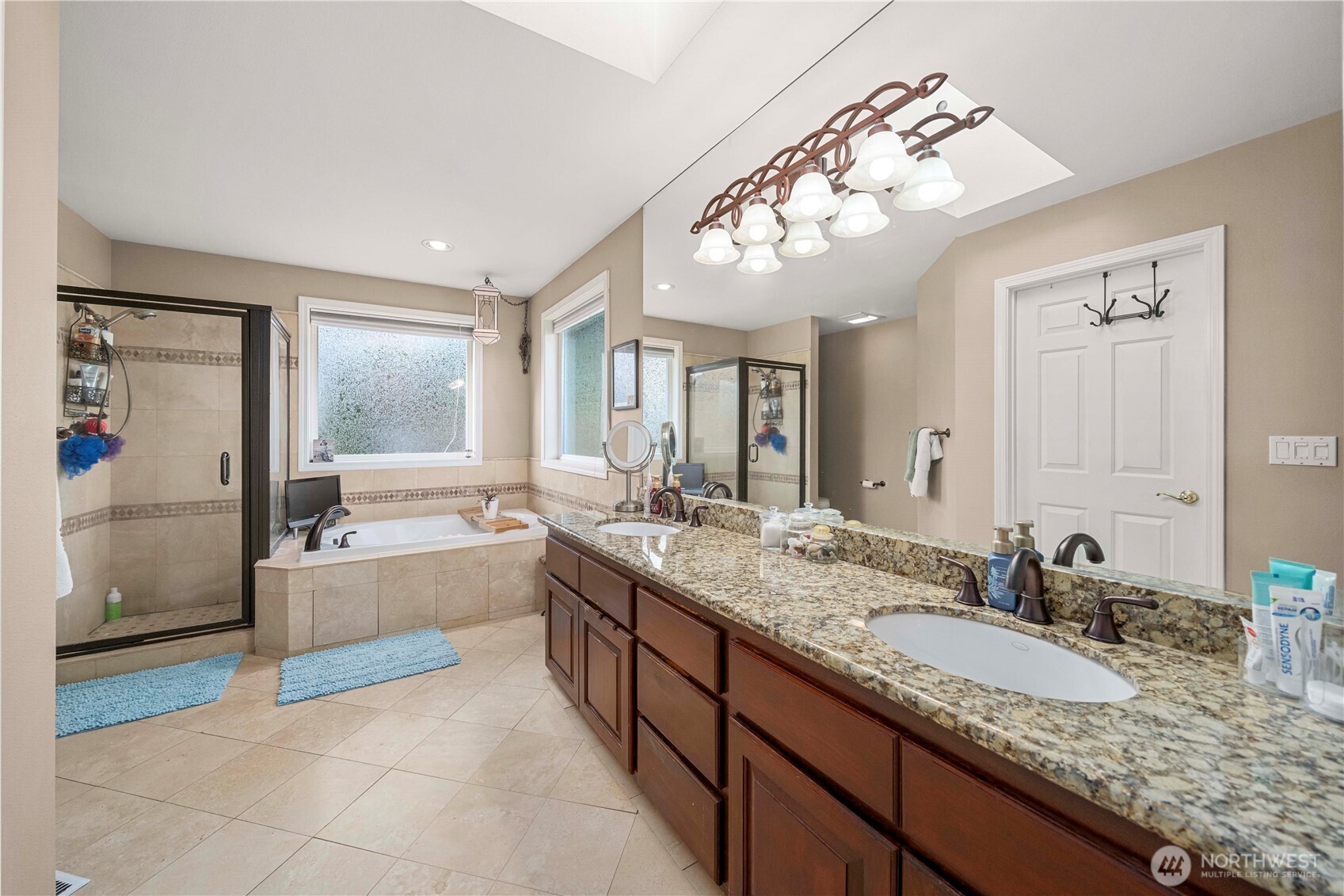 Huge primary suite bathroom w/double sinks on granite