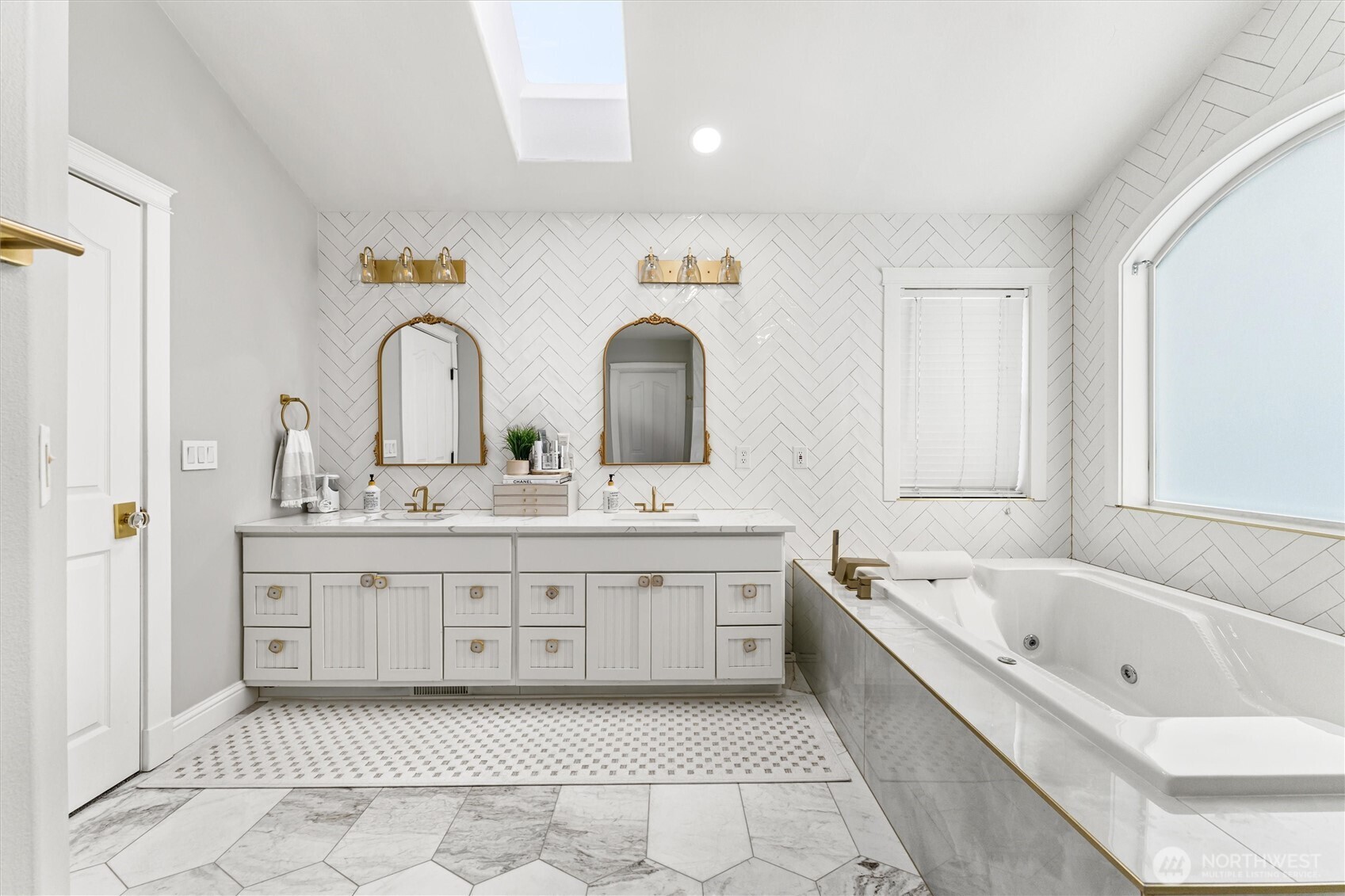 Primary bathroom ensuite