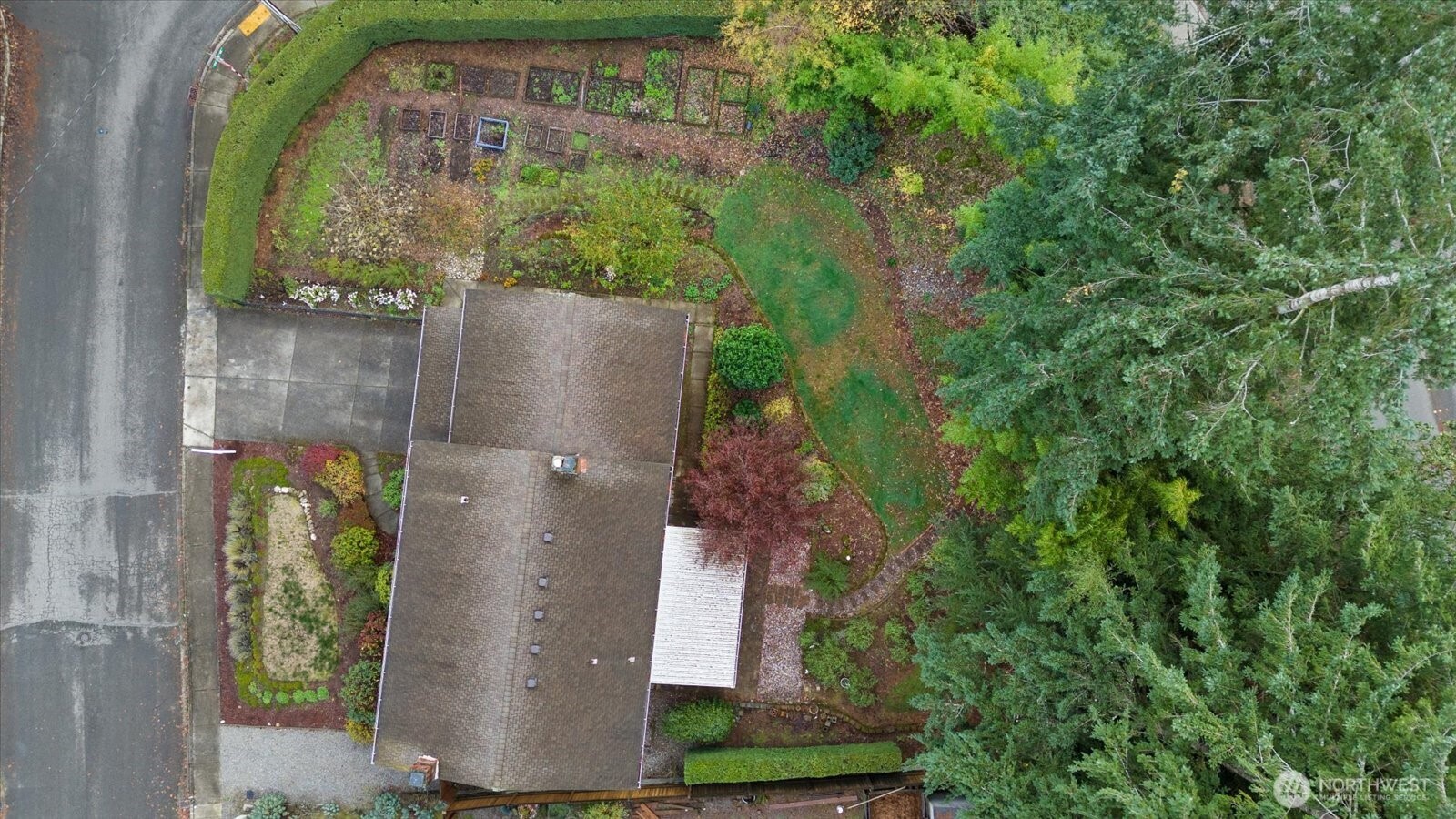 Nice corner lot, flat