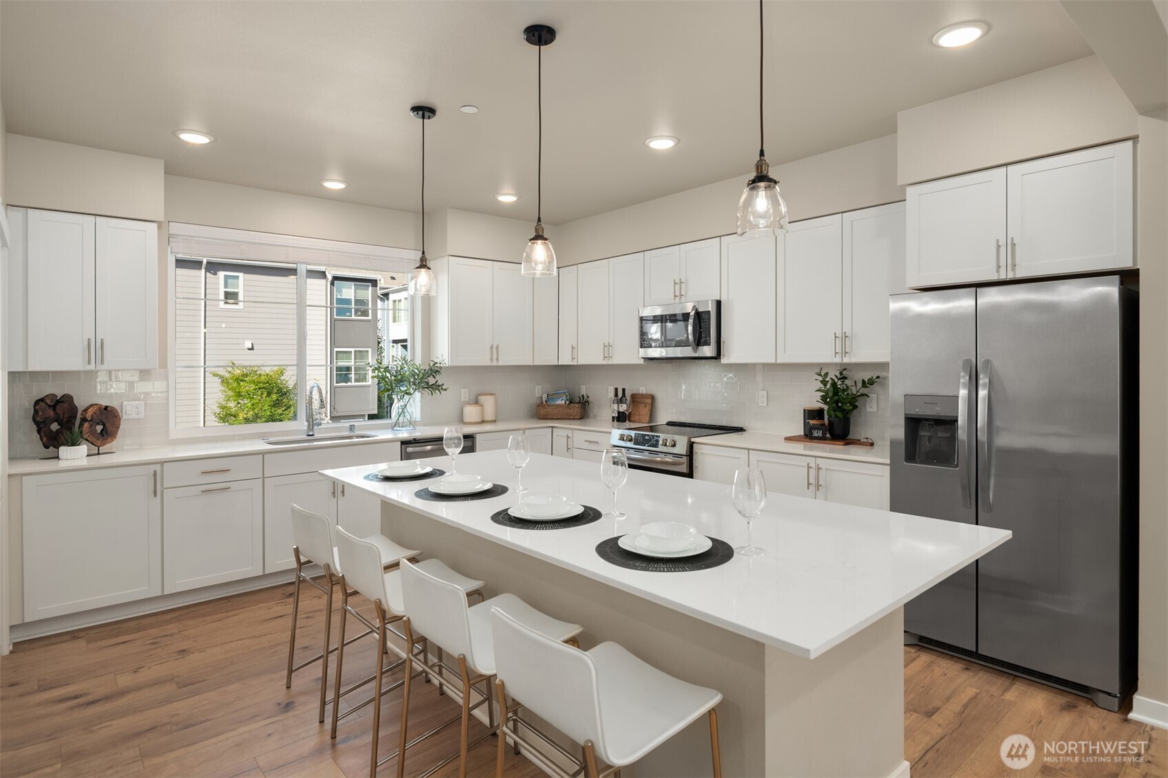 The chef’s kitchen impresses with quartz countertops, a large center island, gas cooking, and a walk-in pantry!