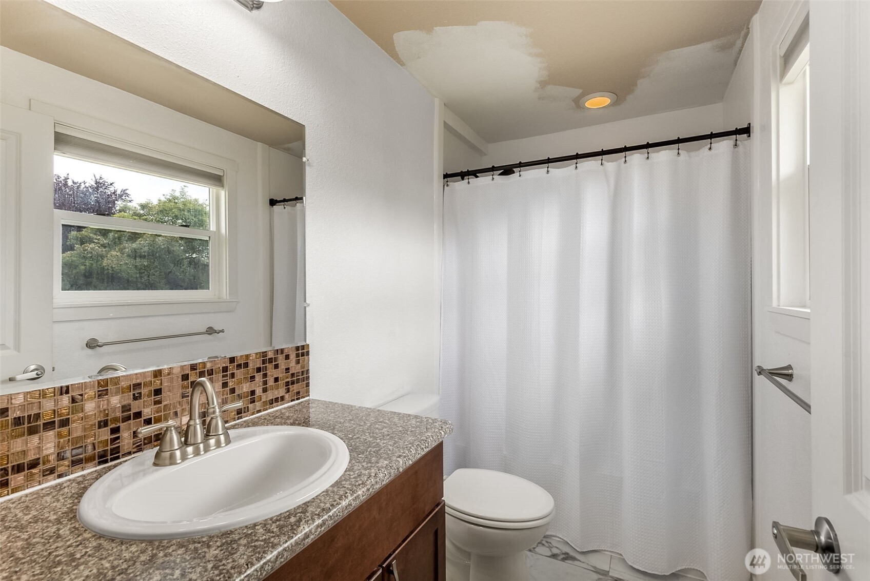 Primary Full En-suite Bathroom