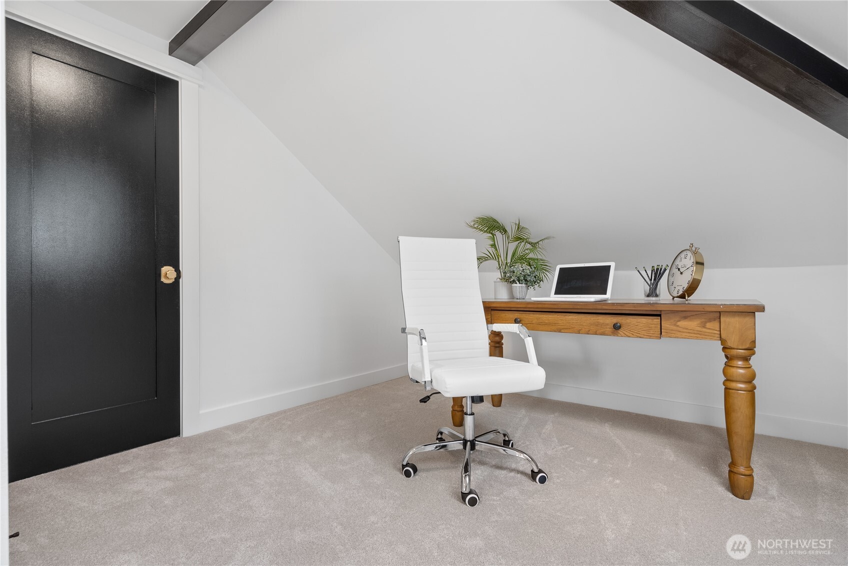 Office or...? (walk in closet behind the door)