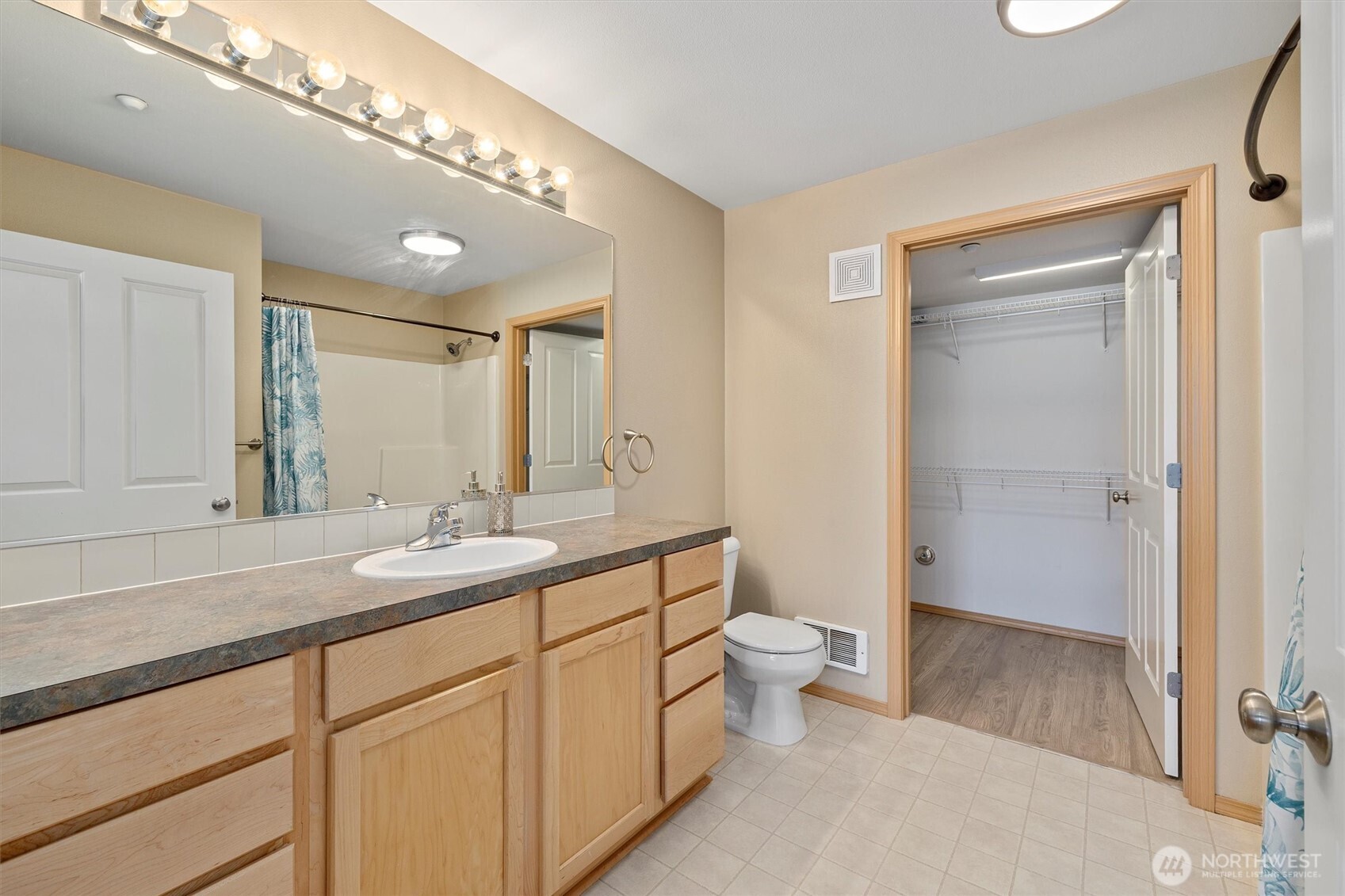 Primary bathroom w/walk in closet