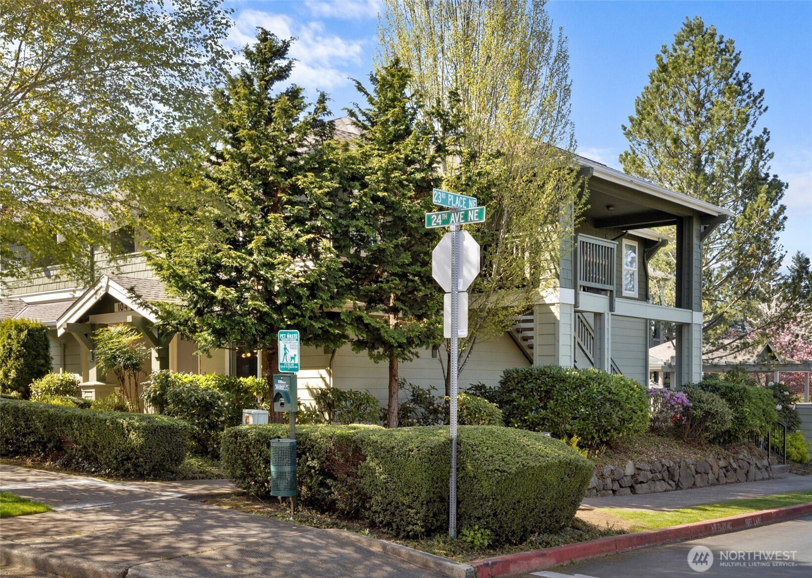 This end unit is right next door to the tennis courts, park and playground.