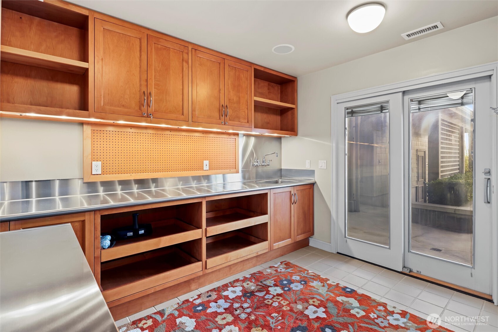 Garden, craft, utility room off the patio