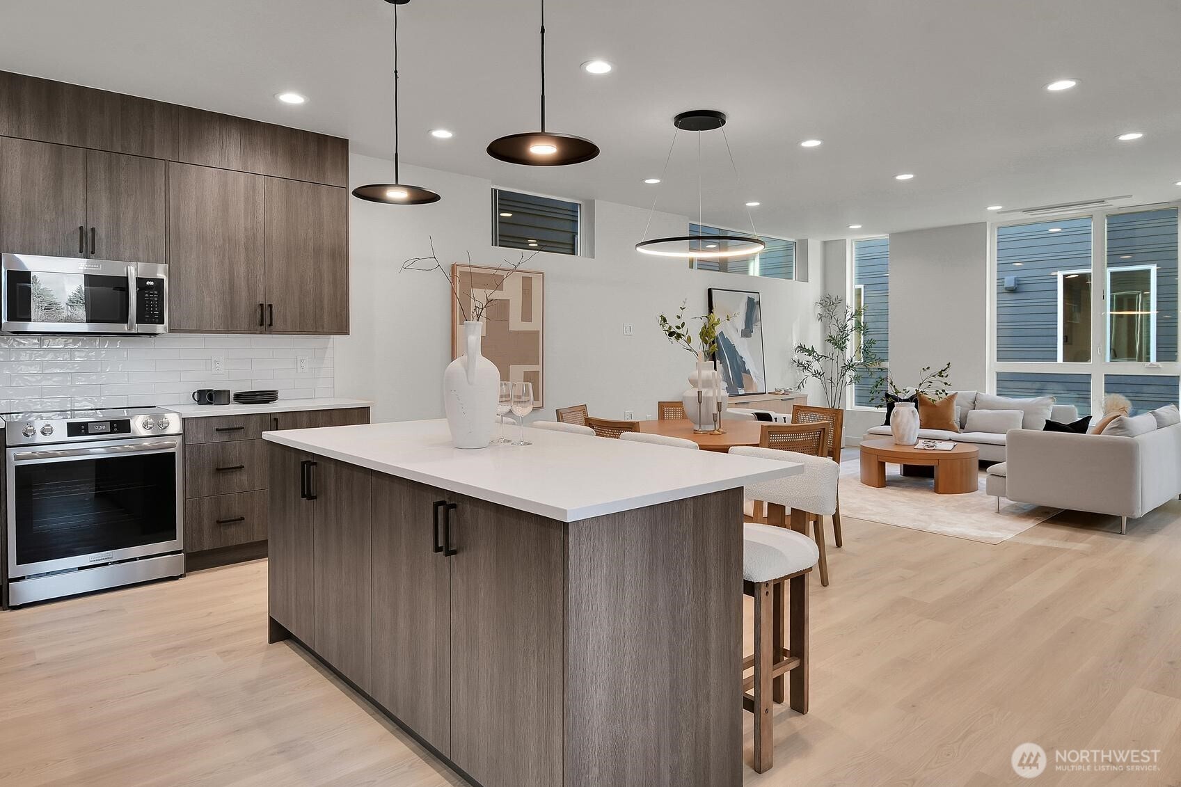 Windows on 4 sides bright light oi from all angles.