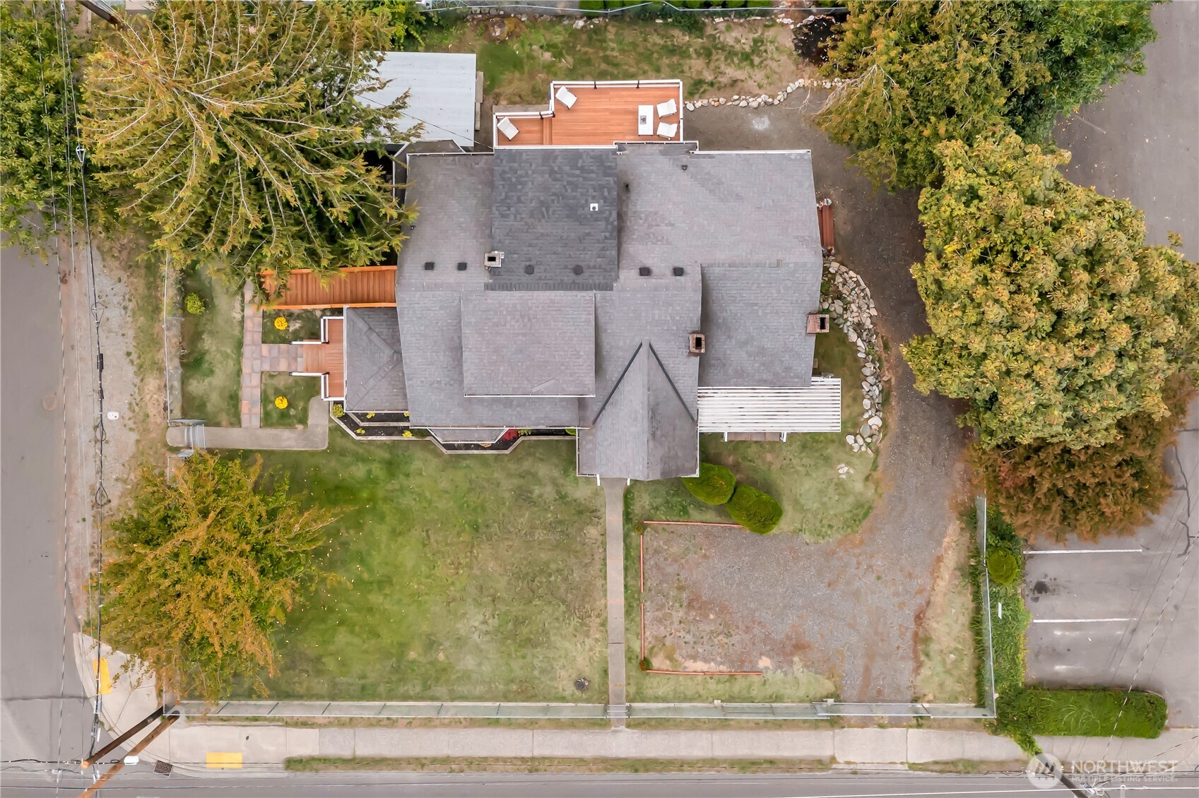Bird’s-eye view of the expansive 11,500 sq ft lot.
